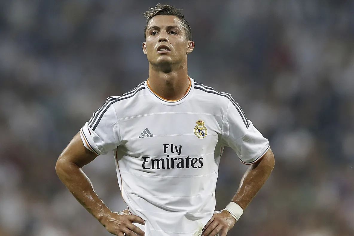 A cheltuit foarte mulţi bani pentru a arată ca Ronaldo şi a reuşit. Asemănarea e izbitoare