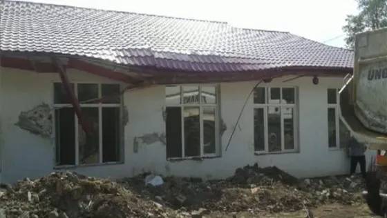 S-a întâmplat la Vaslui. O școală nouă, dărâmată din greșeală