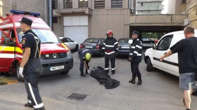 Sinucidere. S-a aruncat în gol de la etajul 8. Ce plănuise cu vecina, cu o zi înainte, de neînţeles