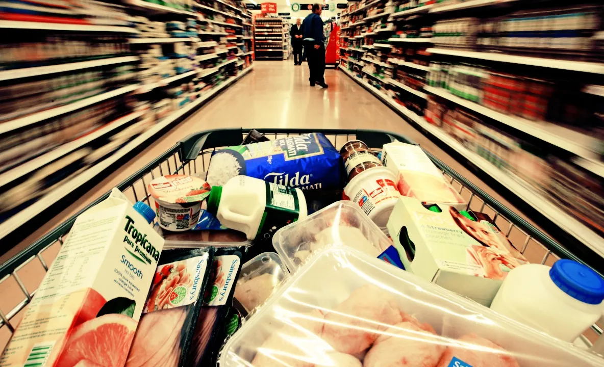 Supermarket-urile, obligate de Senat să doneze alimentele aflate aproape de data expirării