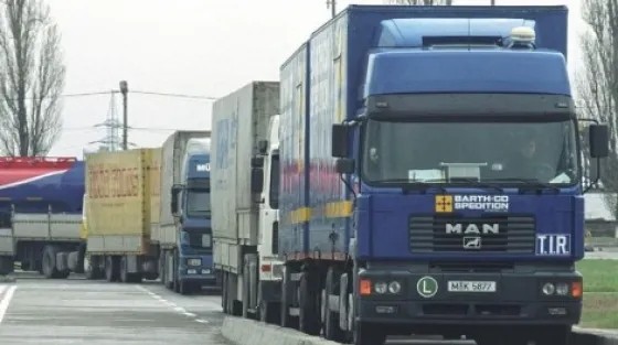 Coloană de tiruri de câţiva kilometri la punctul de trecere Giurgiu-Ruse 