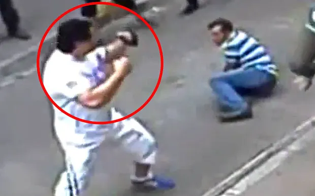 Un irlandez s-a bătut cu un grup de 20 de turci furioși. Cine a învins?