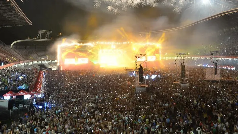 La asta nu te-ai fi aşteptat! Un tânăr dansează cu fierul de călcat în mână la Untold 