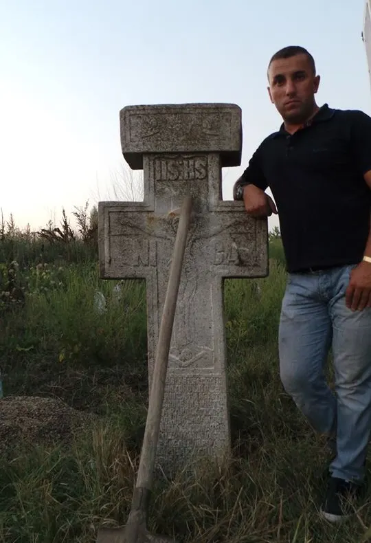 Ce a apărut pe terenul destinat moscheii din Capitală: o cruce de piatră, de doi metri şi 1200 de kg