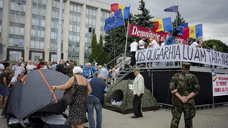 Persoane rănite şi arestări după mitingul masiv de la Chişinău. S-a cerut demisia preşedintelui