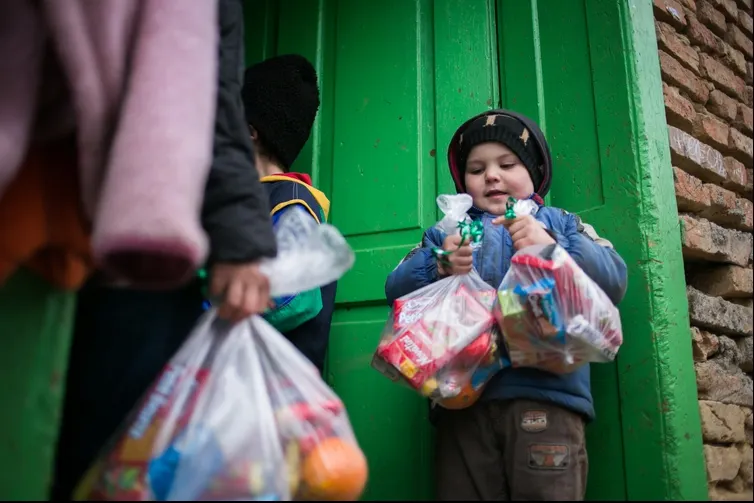 Tichet social pentru copii din familii defavorizate. Ce trebuie să facă părinții, să primească banii