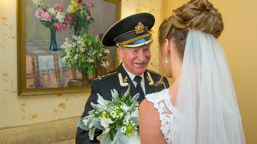  Primele poze de la nunta celui mai bătrân actor din Rusia. Cum arată soţia lui. Esta atât de tânără
