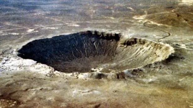 Un crater uriaș apărut în Rusia crește văzând cu ochii. Semn apocaliptic?