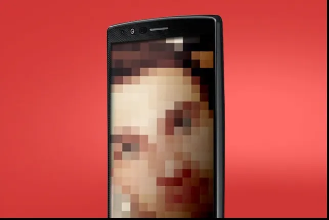 Te uiţi pe site-uri porno de pe telefon? Ce rişti să ţi se întâmple!