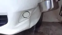 Toarnă apă fierbinte peste bara avariată de la maşină. Rezultatul e uimitor 