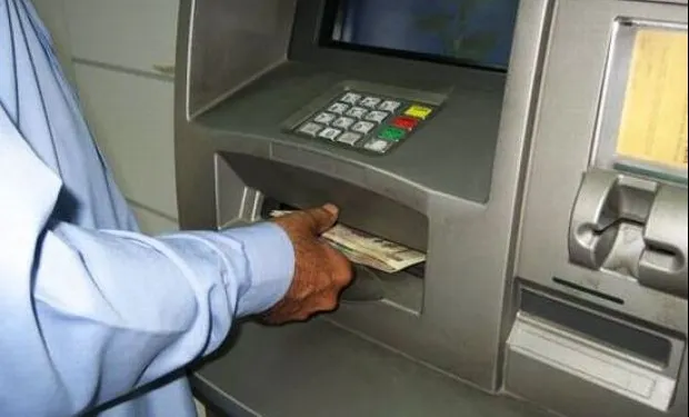 Jefuită la bancomat de două românce la Paris. Totul s-a petrecut sub ochii trecătorilor