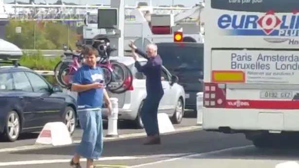 Imagini uluitoare. Ce a făcut un bărbat supărat că traficul din Eurotunel e blocat de refugiați