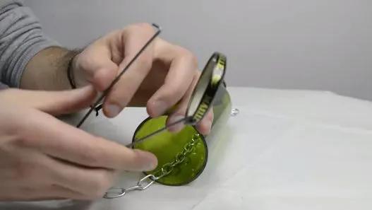 A găurit un bec cu o şurubelniţă şi l-a transformat într-un accesoriu fantastic pentru casă