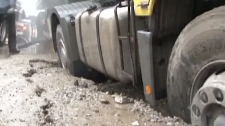 Asfaltul s-a surpat pe DN 71. Un camion a rămas blocat 