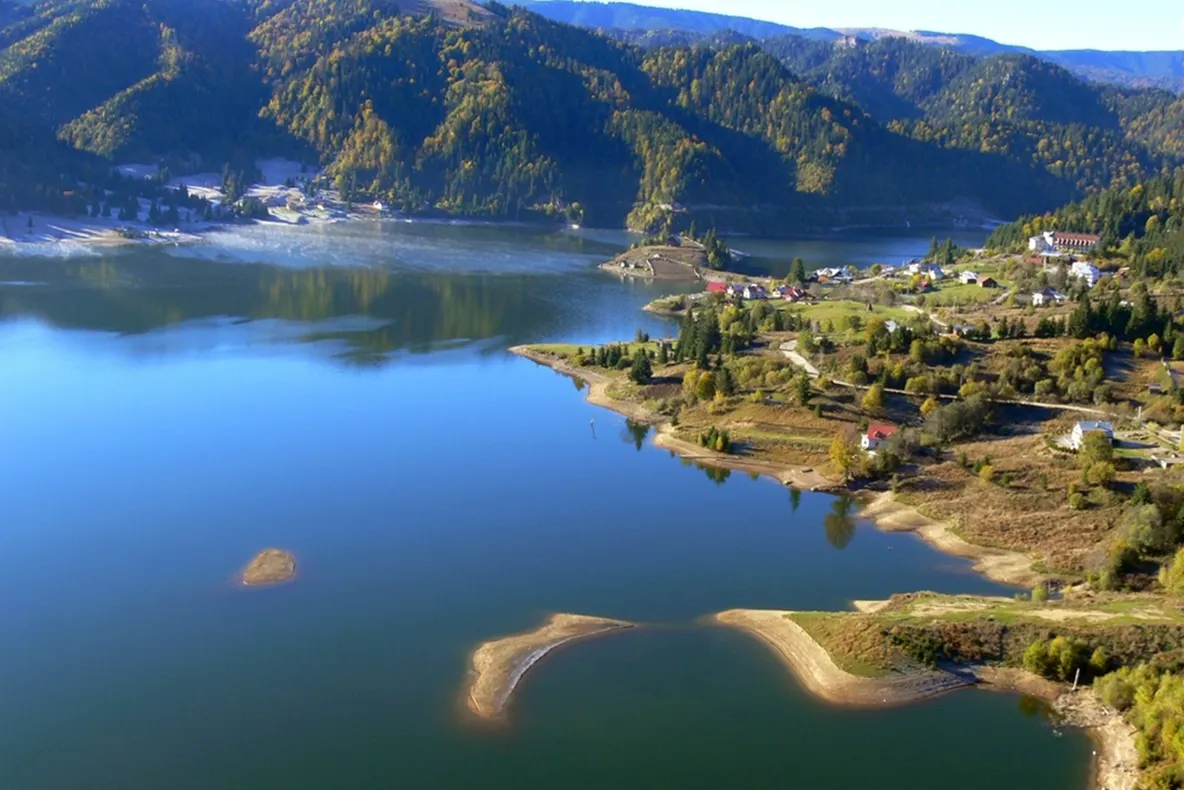 Lacul din Carpaţii Orientali unde poţi avea o vacanţă ca în Grecia
