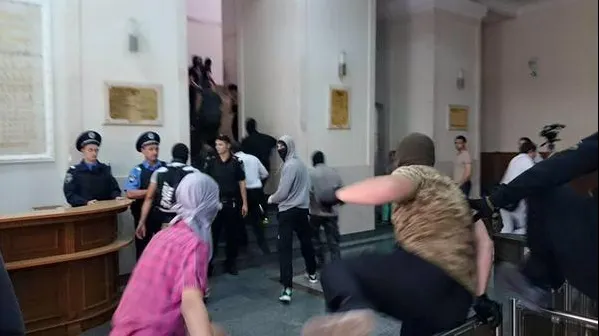 Protest inedit în estul Ucrainei. 200 de persoane mascate au luat cu asalt o primărie