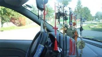Veste proastă pentru șoferi. Crucile și odorizantele de pe parbriz vor fi interzise