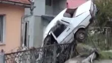 Un şofer vitezoman s-a oprit cu maşina în zidul unei case 