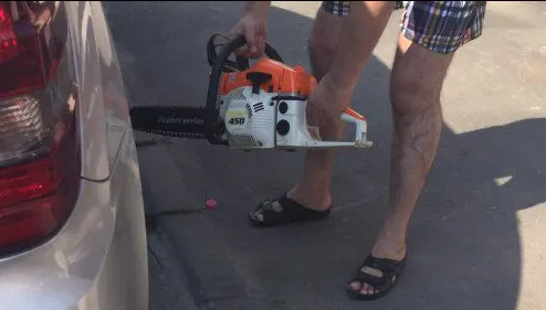 VIDEO. Un bărbat a fost tăiat cu drujba de patronul unui local 