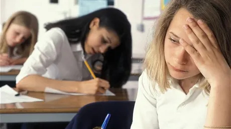 Schimbare radicală în învăţământ. Elevii care îşi înjură profesorii, pedepsiţi cu închisoarea