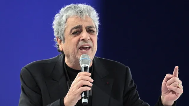 Cântăreţul Enrico Macias, spitalizat de urgenţă