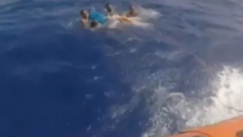 O refugiată a fost salvată în ultima clipă dintr-o barcă. Ce s-a întâmplat apoi i-a surprins pe toți