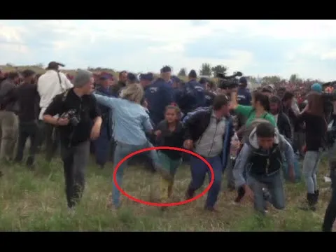 "Zid al ruşinii" pe Facebook împotriva operatoarei care a lovit cu piciorul imigranţii