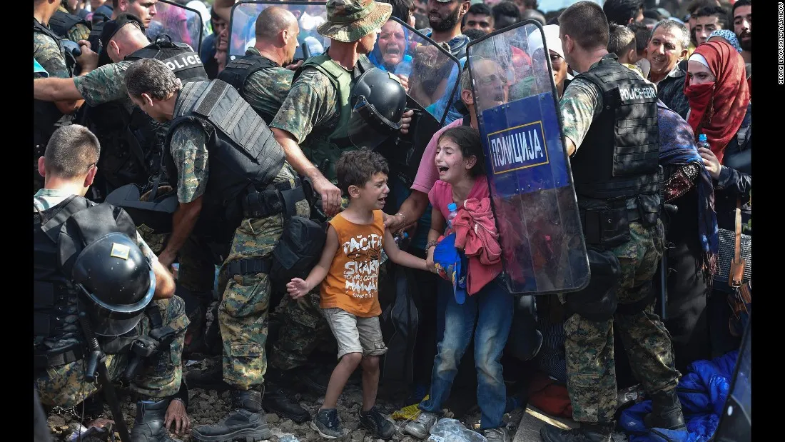 Sute de migranţi au rupt cordonul de securitate la graniţa dintre două ţări. Unde se îndreaptă