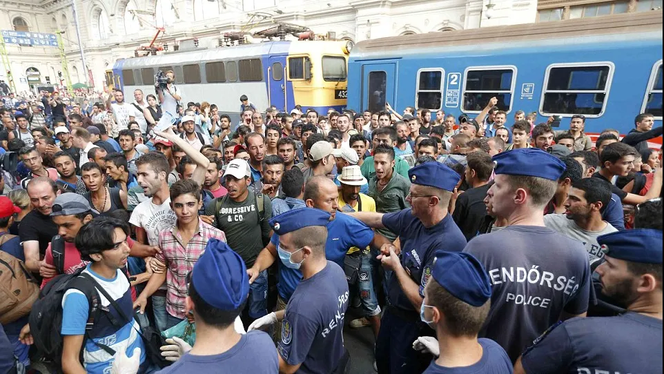 Tragediile continuă. Un nou-născut dintr-o familie de imigranţi, găsit mort într-o barcă