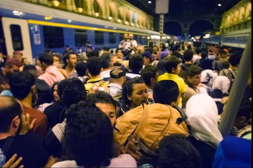 Scene de coşmar la Budapesta! Imigranţii au luat cu asalt Gara Keleti!