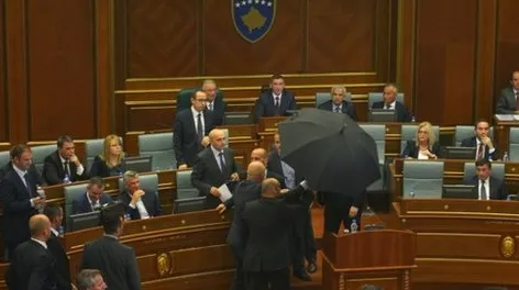 Premierul din Kosovo, atacat cu ouă în Parlament de către cei din Opoziţie
