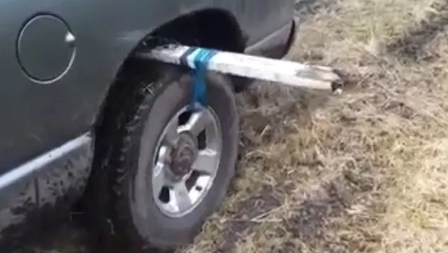 Cea mai simplă metodă să ieşi cu maşina din noroi