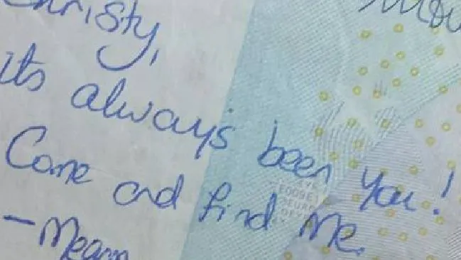 I-a scris fostului iubit un mesaj pe o bancnotă. Ce s-a întâmplat apoi e ridicol