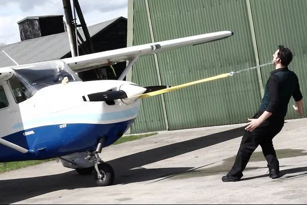Nou record mondial: un britanic trage după el un avion cu urechile