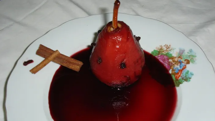 Desertul suprem de toamnă: pere fierte în vin roşu