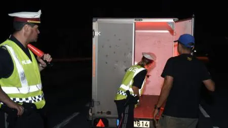 Un camion cu 20 de refugiați, descoperit în apropierea graniței cu Ungaria