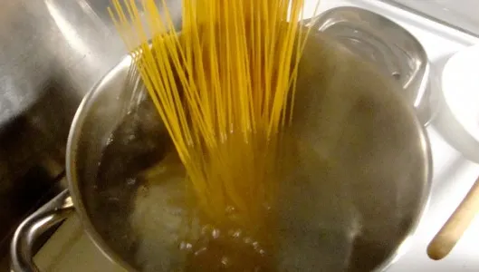 Ai fiert pastele greşit până acum! Care e varianta corectă: mai uşoară, mai rapidă şi mai economică