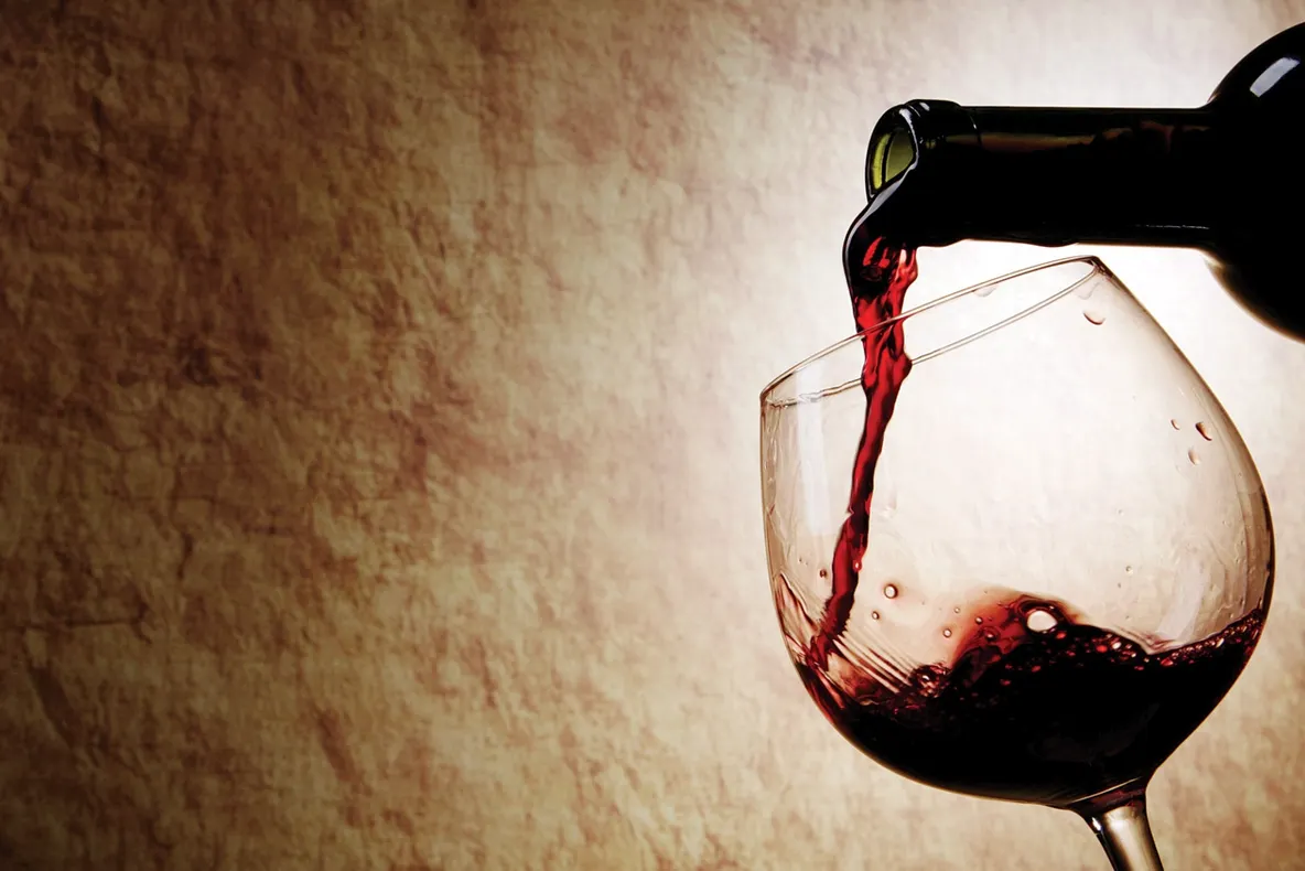 Cum să deschizi o sticlă de vin fără tirbuşon. Cea mai elegantă metodă
