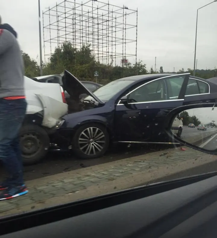 FOTO. Accident în lanţ pe DN1. Patru maşini, grav avariate