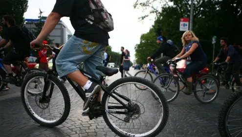 Gest impresionant al bicicliştilor pentru poliţistul de la Brigada Rutieră decedat