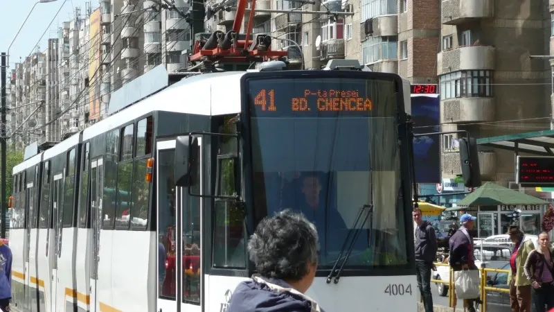 Accident pe linia tramvaiului 41. O mașină a ajuns pe șine: 12 tramvaie blocate, un rănit