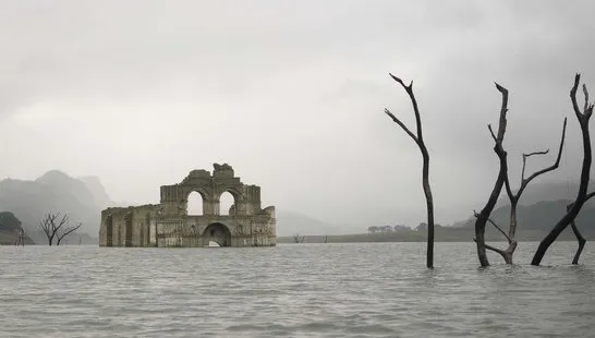 Când lacul a secat, după zeci de ani, o priveliște fabuloasă a apărut în fața localnicilor uimiți