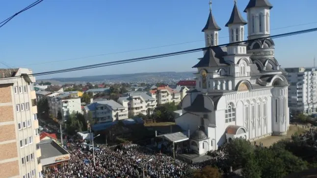 O catedrală gigantică, sfințită la Suceava. 10.000 de oameni prezenți, inclusiv Gigi Becali