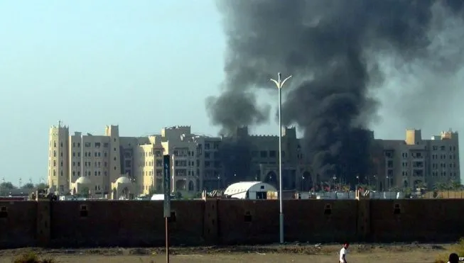 Explozii la un hotel din Yemen. Clădirea găzduia oficiali din Guvern: 15 morți