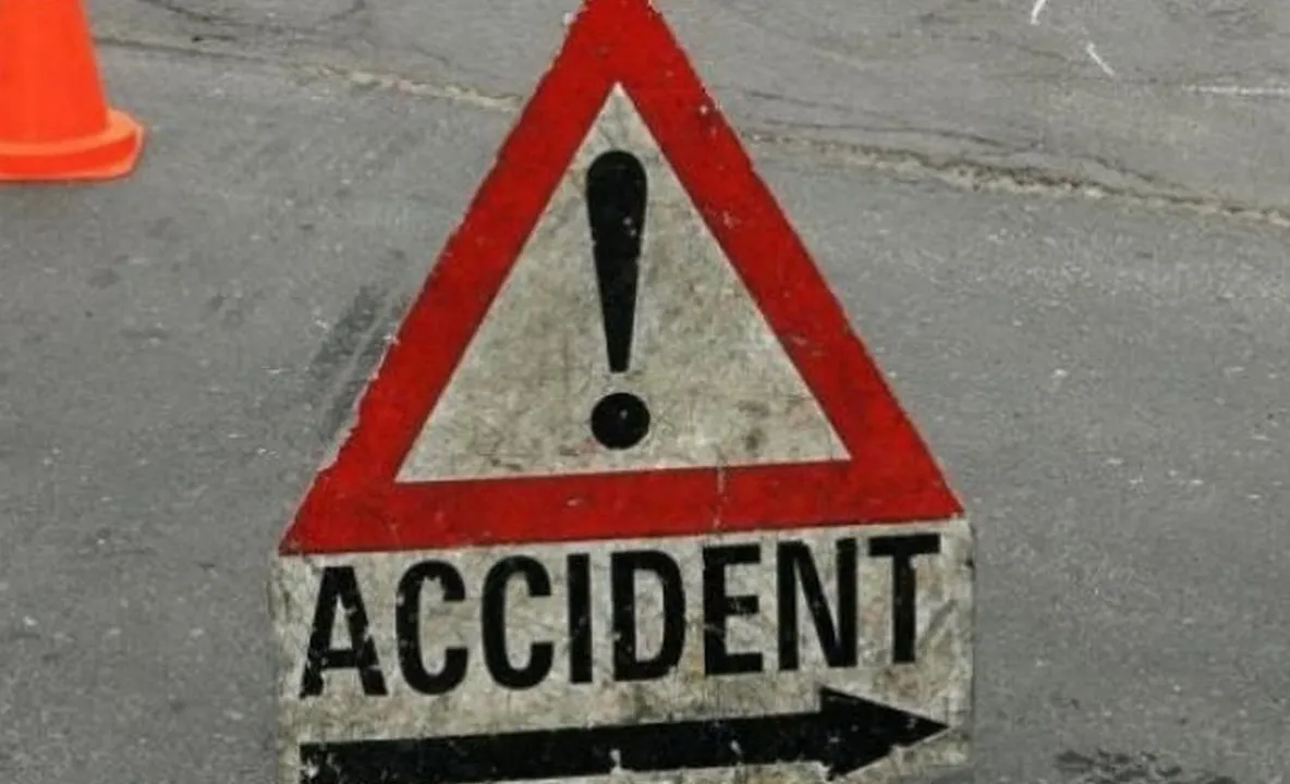Un şofer beat şi fără permis a făcut praf un semafor. Ce a făcut după accident