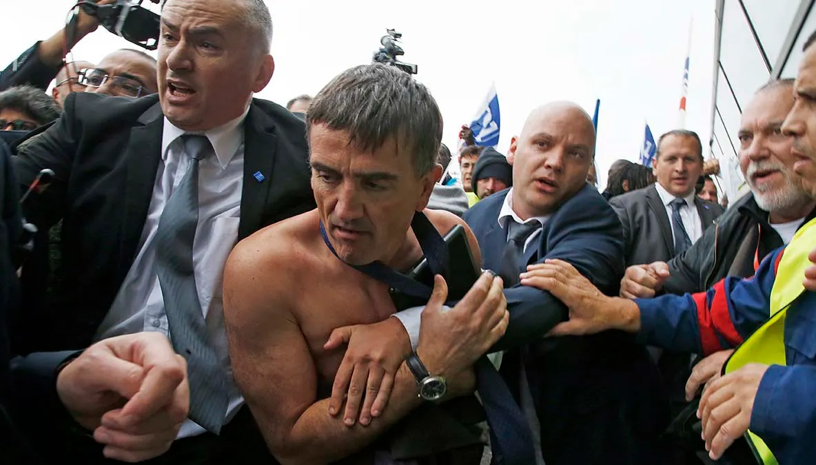 Proteste violente la Air France: șapte persoane au fost rănite