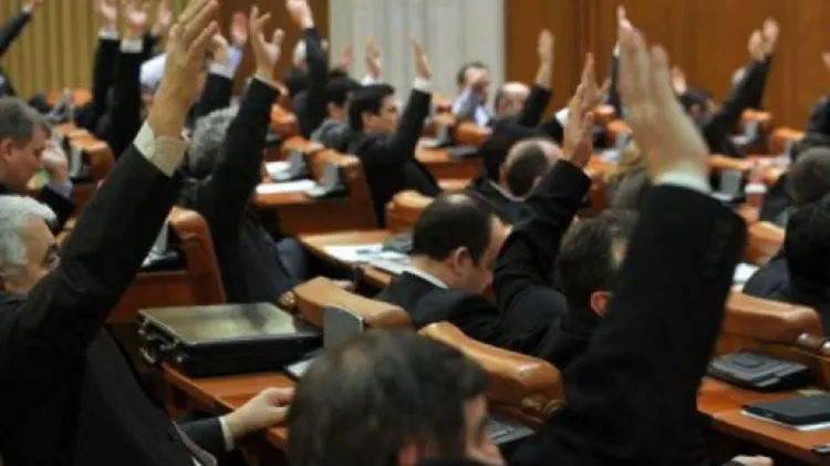 Deputații mai fac un cadou, în prag de an electoral. Pensii speciale pentru aleșii locali