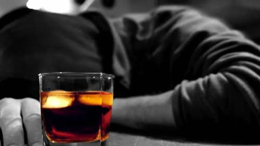 Bărbatul din Vaslui a consumat alcool şi s-a urcat pe un stâlp de electricitate. Ce regret avea 