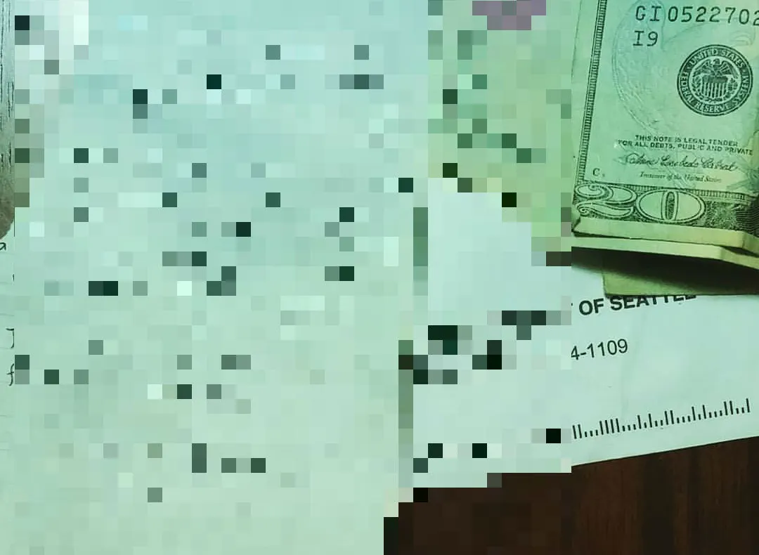 S-a întors la mașină și a găsit sub ștergător două bancnote și un mesaj incredibil. Ce spunea