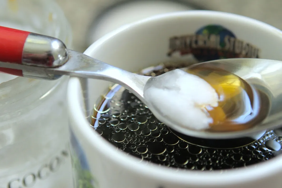 Şi-a pus ulei în cafea în fiecare dimineaţă. Rezultatul a fost dincolo de aşteptări